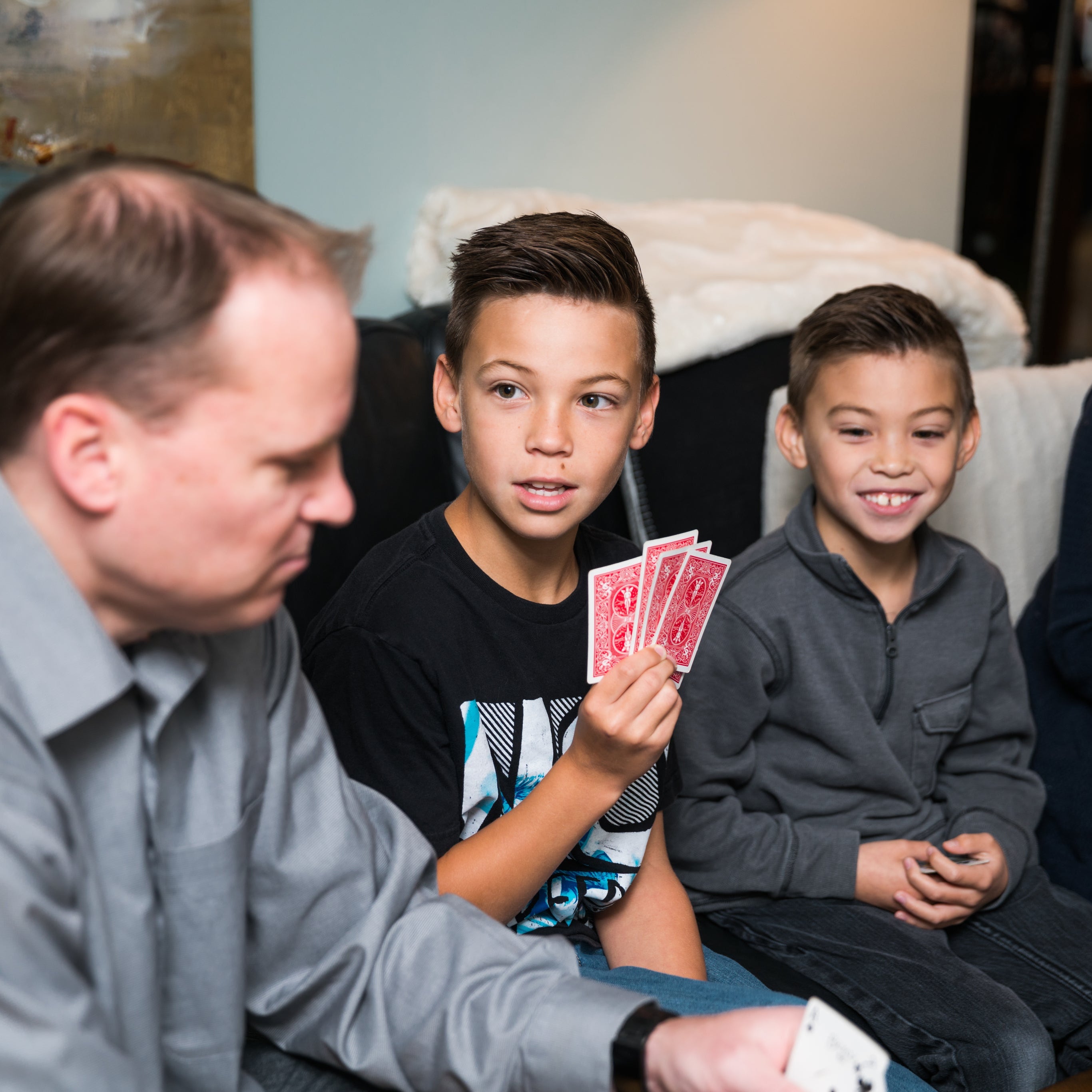 Famille joue jeu de société - Espace enfant