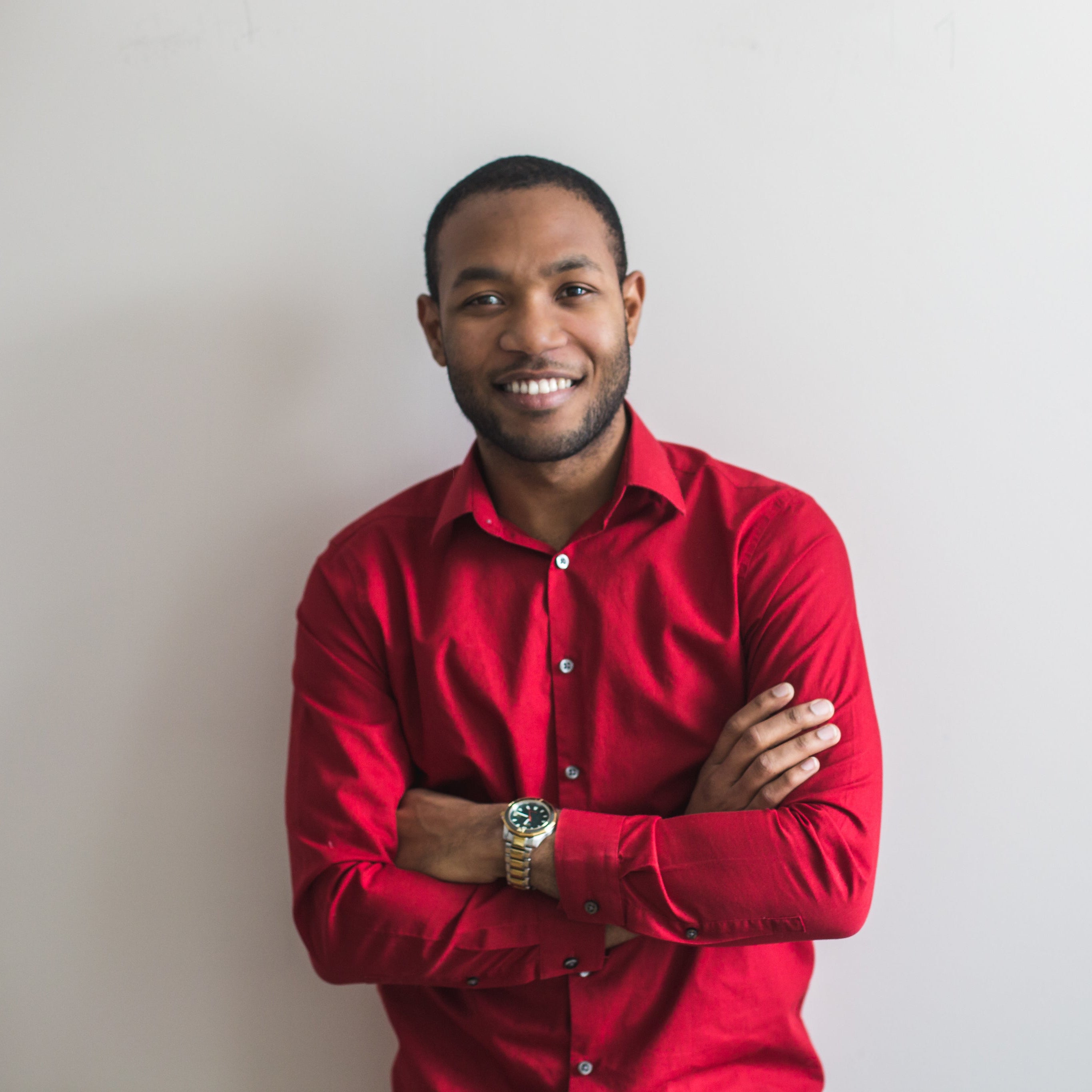 Homme chemise rouge souriant - Espace Enfant