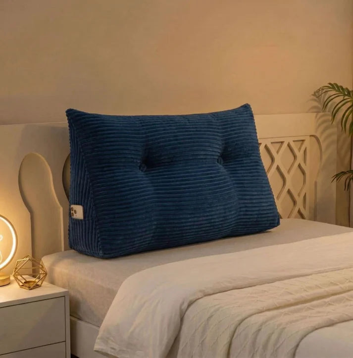 coussin-tete-de-lit-bleu-cale-contre-mur-lit - Espace Enfant